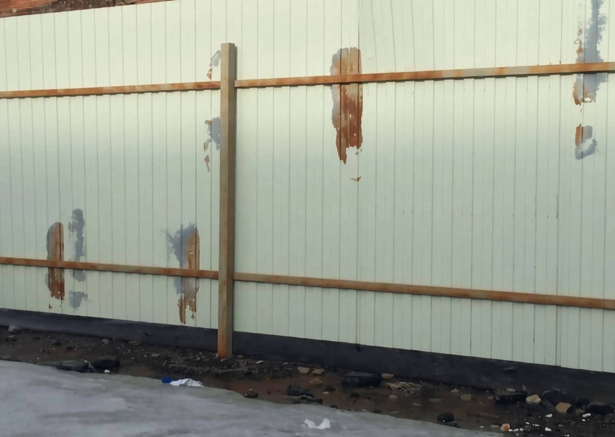 ржавчина на заборе