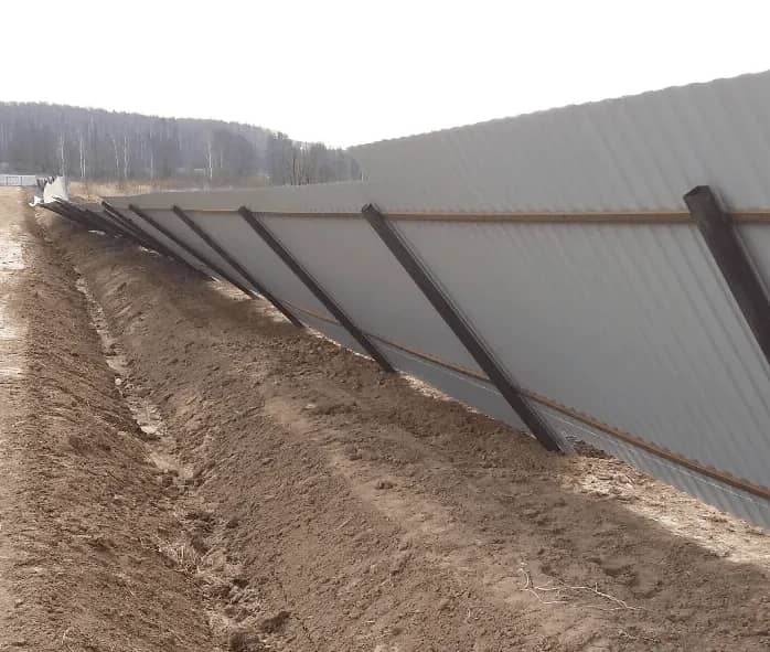 упавший забор из профнастила